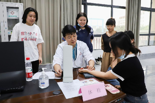 广西中医药大学走进双蚁药业开展健康服务