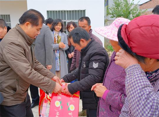 辞旧迎新送温暖 人间大爱在双蚁